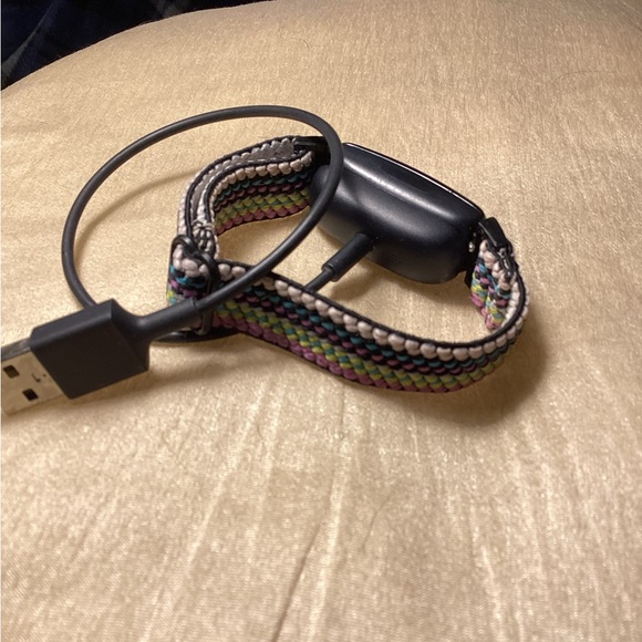 Fitbit Inspire with 4 bands and charger WORKS GREAT - Picture 3 of 4